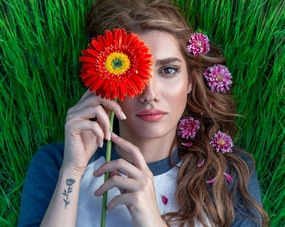 欧美绿色草地美女写真图片